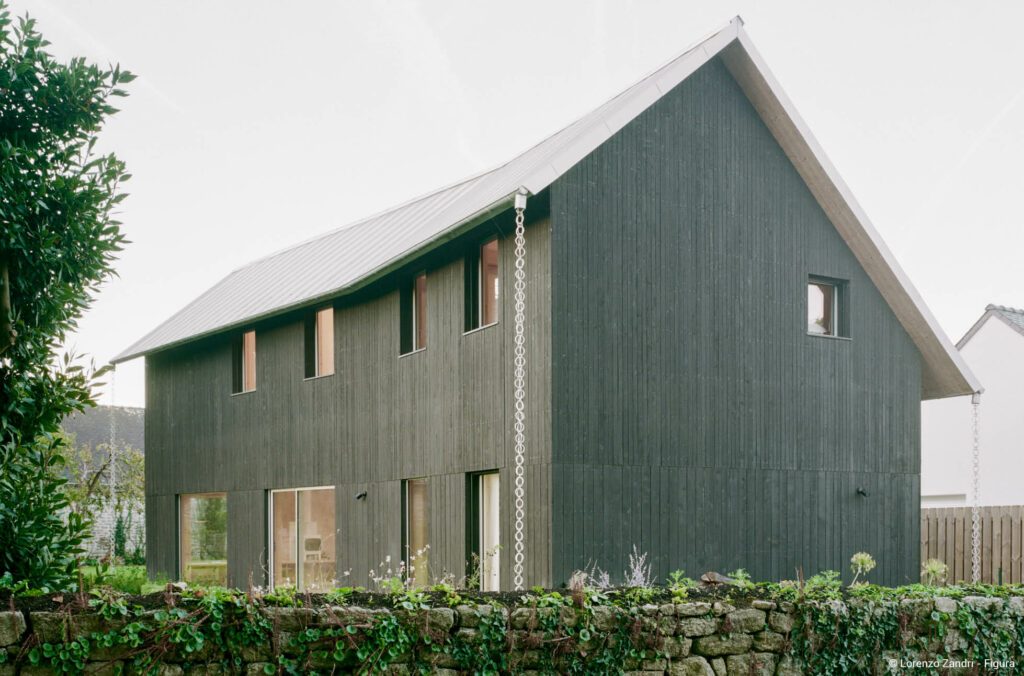 Maison passive en CLT à enveloppe en poutres en I et isolation ouate de cellulose