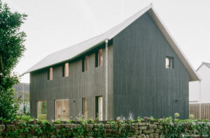 Maison passive en CLT à enveloppe en poutres en I et isolation ouate de cellulose