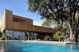 maison contemporaine toiture en poutres en I et poutres en bois lamellé