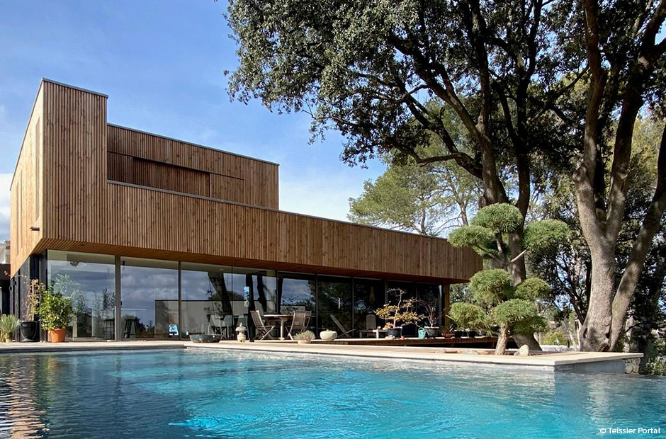 maison contemporaine toiture en poutres en I et poutres en bois lamellé