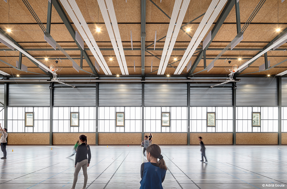 Solivage charpente métallique en poutres en I en bois gymnase pôle enfance Capcir Garrotxes Matemale