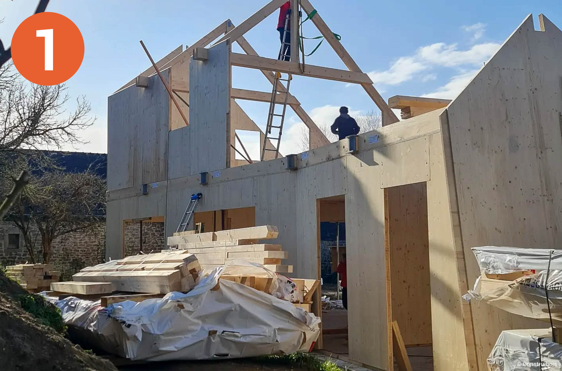 Maison passive en CLT à enveloppe en poutres en I et isolation ouate de cellulose