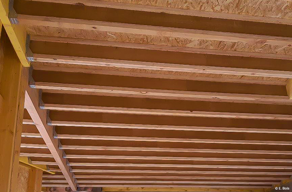Une toiture en poutres en I pour l'extension en bois d'une maison — free download