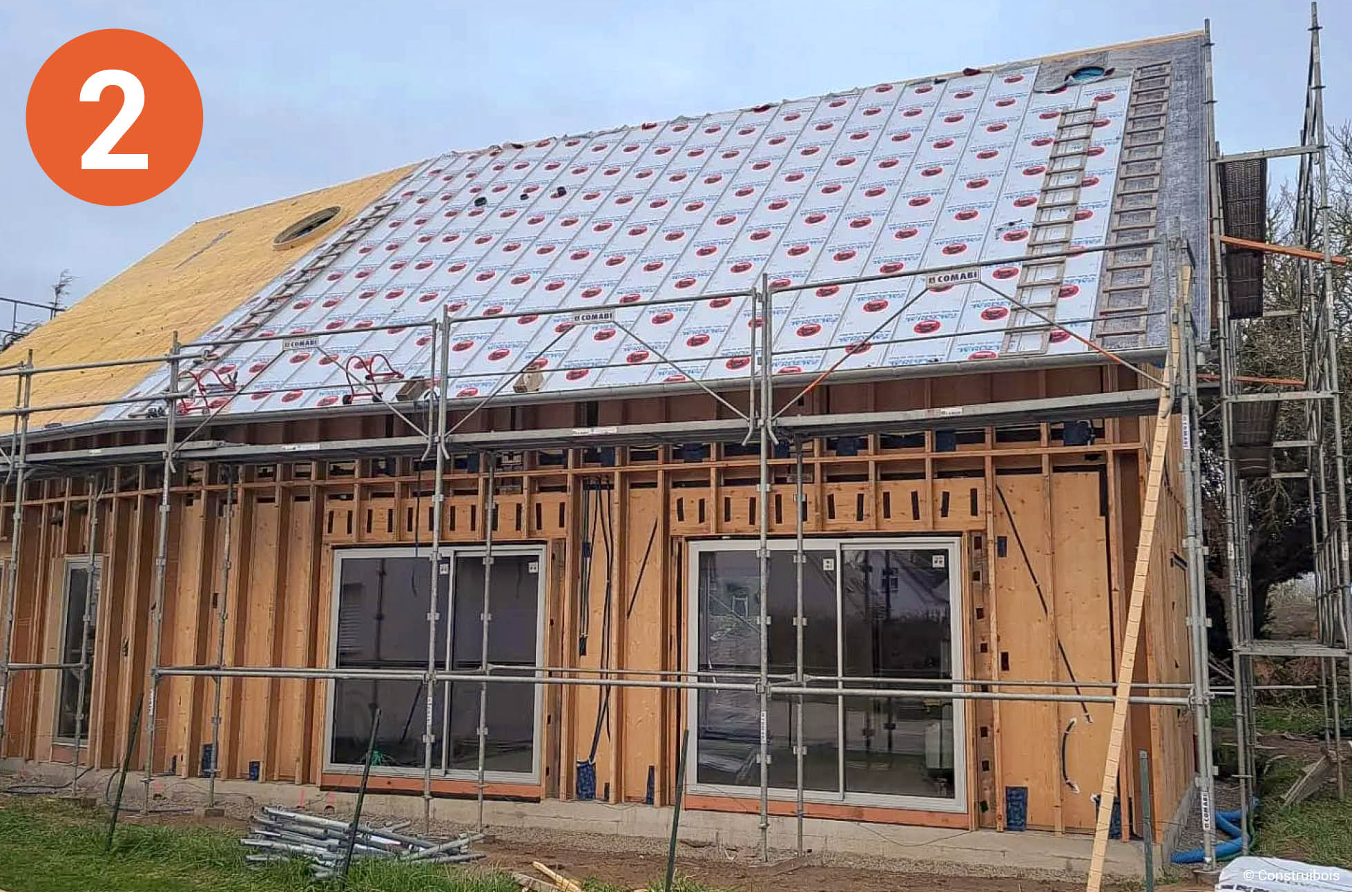 Maison passive en CLT à enveloppe en poutres en I et isolation ouate de cellulose