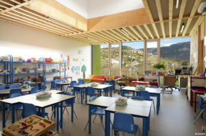 Groupe scolaire exemplaire sur le plan environnemental avec caissons de toiture en poutres en I