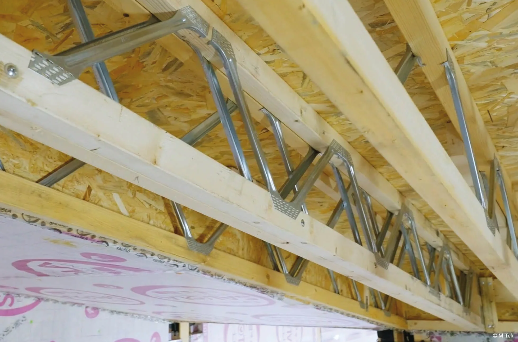 Caissons de toiture en poutres en I à membrures bois et âme métallique